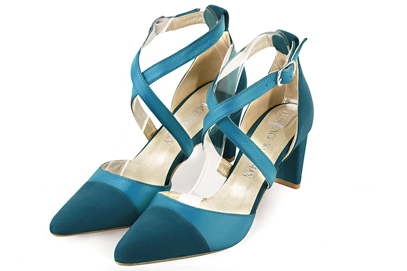 Chaussure cotes ouverts brides croisees bleu canard. Bout effile. Talon mi haut virgule